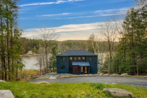 Forget-Me-Not by AvantStay Bold Lakefront Escape